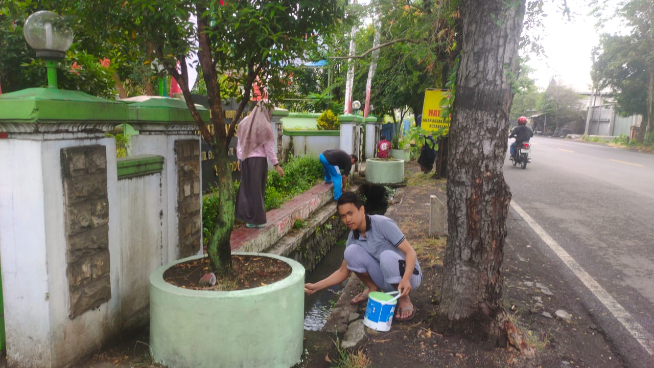 Sambut HUT RI ke-80, Pegawai Kecamatan Sukodono Lakukan Kerja Bakti Bersihkan Kantor